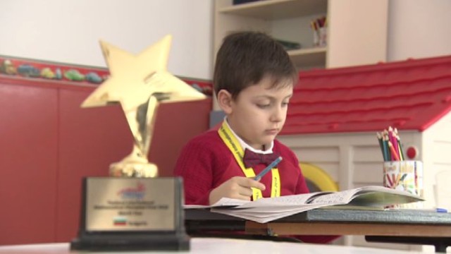 Снимка: 6-годишният шампион по математика от Банкок решава наум задачи за втори клас