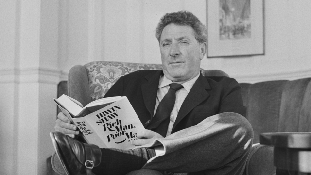 Снимка: Ъруин Шоу ~ Човек трябва да се стреми да му завиждат колкото се може по-малко