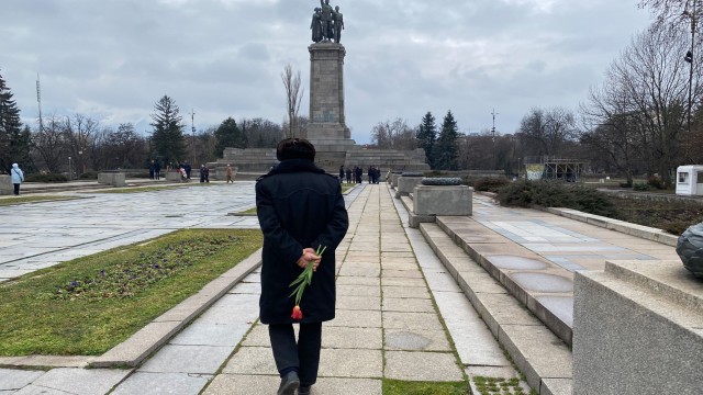 Снимка: Цветя пред паметника на Съветската армия за Деня на защитника на Отечеството (СНИМКИ)