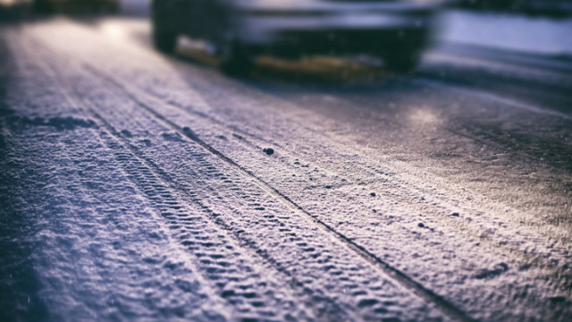 Десетки автомобили и тирове в капана на заледен път 