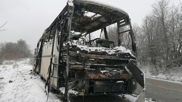 Снимка: Пътнически автобус се запали на пътя Севлиево – Ловеч (СНИМКИ)
