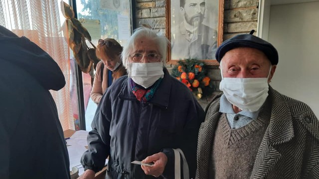 Снимка: Заедно и в битката срещу COVID-19: Надежда и Борис са първите ваксинирани в родопското село Бойково