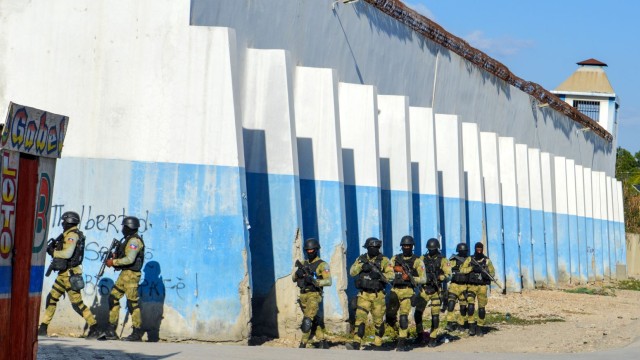 Снимка: Бягство от затвора в Хаити: 25 души са убити, 200 още не са заловени