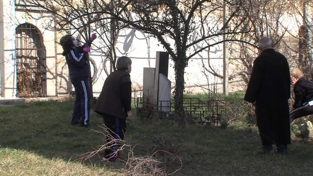 Снимка: Доброволци спасяват рушаща се 200-годишна църква