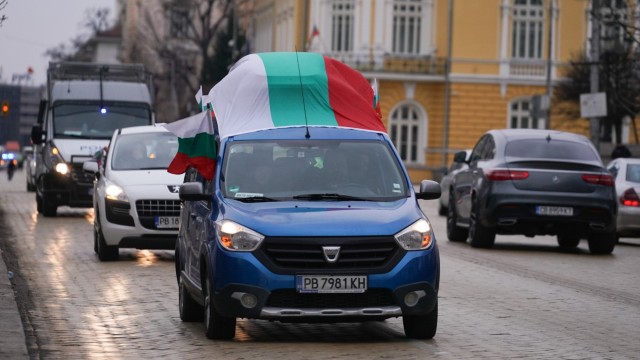 Снимка: По примера на шофьорите в Канада: Автошествие срещу COVID мерките в София (СНИМКИ)
