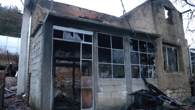 Снимка: Пожар изпепели двуетажна къща в Шумен - жена загина, огнеборец пострада