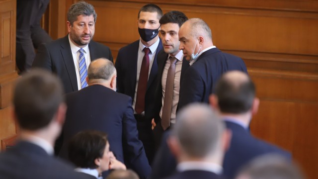 Снимка: Депутатите прекъснаха работата си по Бюджет 2022 и се заеха с темата „Украйна“