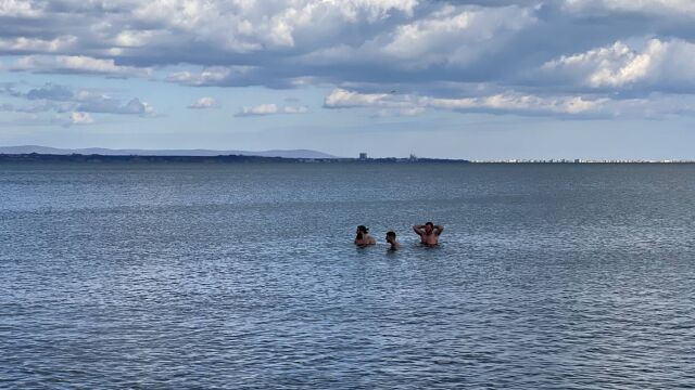 Снимка: Бургазлии се изкъпаха в морето в първия ден на февруари