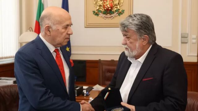 Снимка: Вежди Рашидов награди проф. Стоян Денчев с Почетен плакет на НС