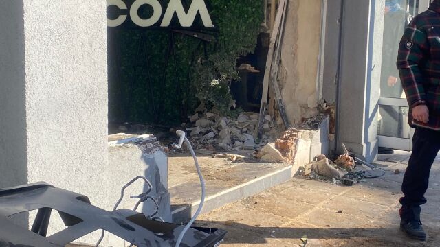 Снимка: Такси се вряза в магазин на Петте кьошета в София (СНИМКИ)