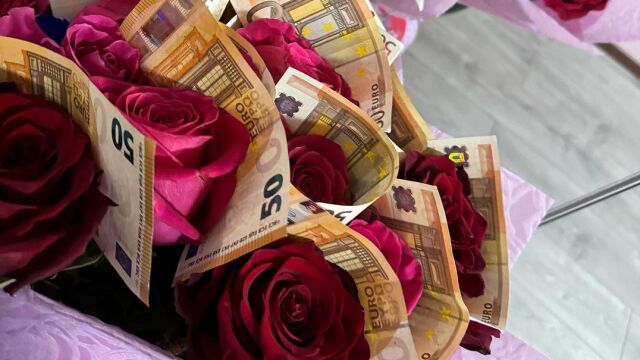 Снимка: Колко процента от читателките на LadyZone одобряват букет с банкноти