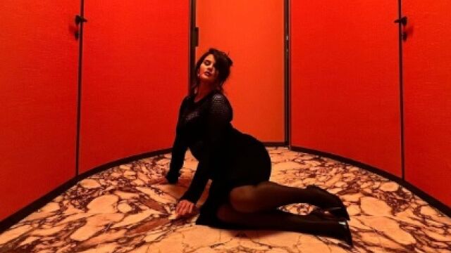 Снимка: Селена Гомес разпали страстите: Певицата се снима гола във ваната (СНИМКИ)