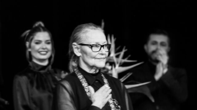 Снимка: Цветана Манева с наградата „Златен век“