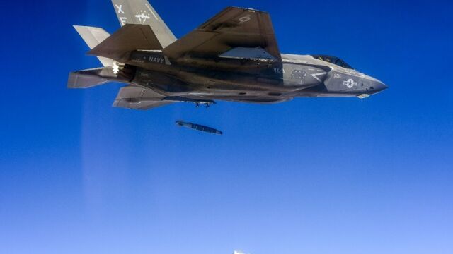 Множество правителства официално съюзени със САЩ започнаха открито да се