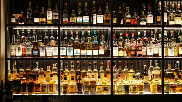 Снимка: Полицаи откриха 100 литра дизелово гориво и близо 400 литра контрабанден алкохол в магазин в Койнаре