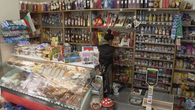 Снимка: Семейство влага всичките си спестявания в квартално магазинче - очаква бойкота с тревога
