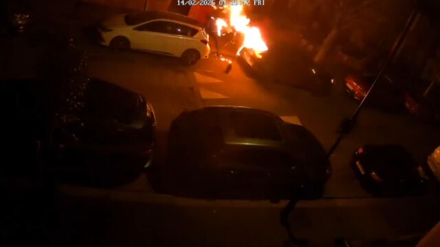 Снимка: Камера засне как мъж подпалва паркирана кола, но запалва и дрехите си (ВИДЕО, СНИМКИ)