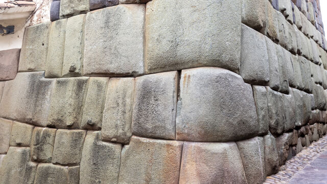 Прочутият 12 ъгълен камък символ на архитектурния гений на инките