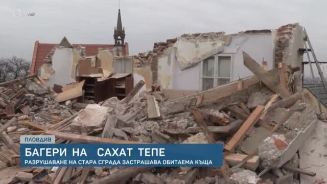 В Пловдив общината спря събарянето на стара къща с багер