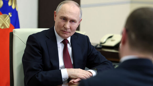 Снимка: Производството на редки елементи: Владимир Путин разговаря с официални лица по темата