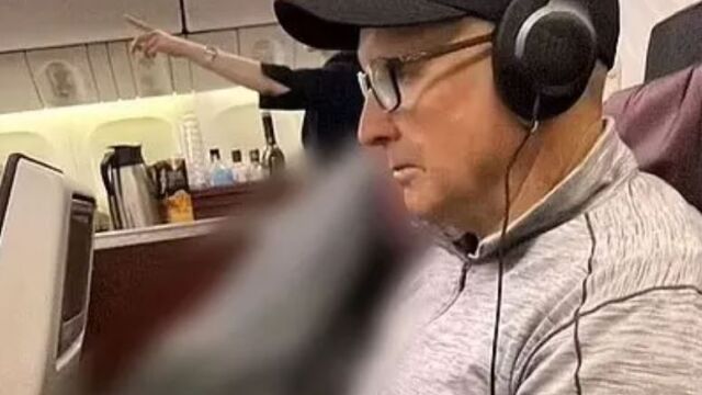 Мъж и жена летят от австралийския град Мелбърн до катарската