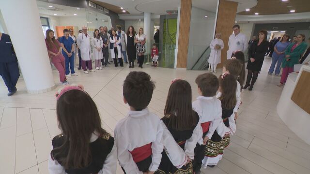 Ден преди 1 март мартеници за пациенти и лекари