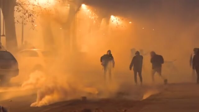 Снимка: Протест в Торино ескалира: Сериозни сблъсъци между полиция и демонстранти (ВИДЕО, СНИМКИ)