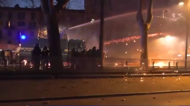 Снимка: Най-малко 31 ранени полицаи при протестните сблъсъци в Торино (ВИДЕО)