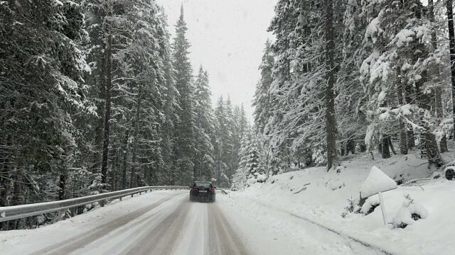 Снимка: Ограничено е движението през проходите Рожен, Превала и Печинско 