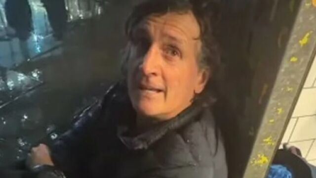 Снимка: Всеки ден му дава храна… докато не разбра кой е мъжът на гарата!