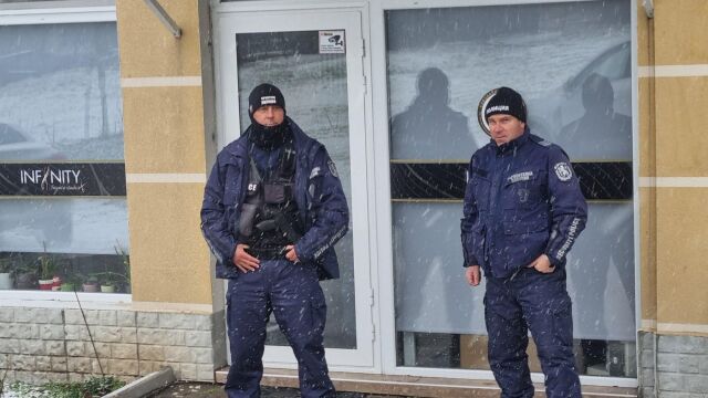 Претърсиха втори салон за красота в Бургас след сигнал за изтекли кадри в порно сайтове (СНИМКИ)