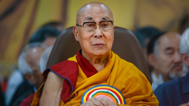 Снимка: Далай Лама получи „Грами“ за аудиокнига, Китай протестира