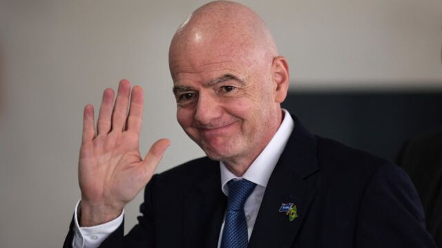 Снимка: Гняв в Украйна: Да върнем Русия? Инфантилно, Инфантино!