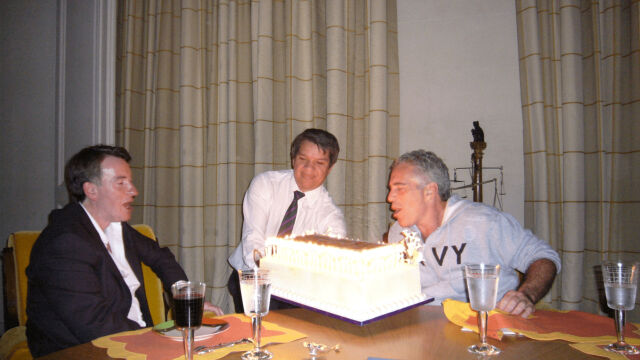 Снимка: „Целият свят идваше на неговата маса“: Нов политически трус, 