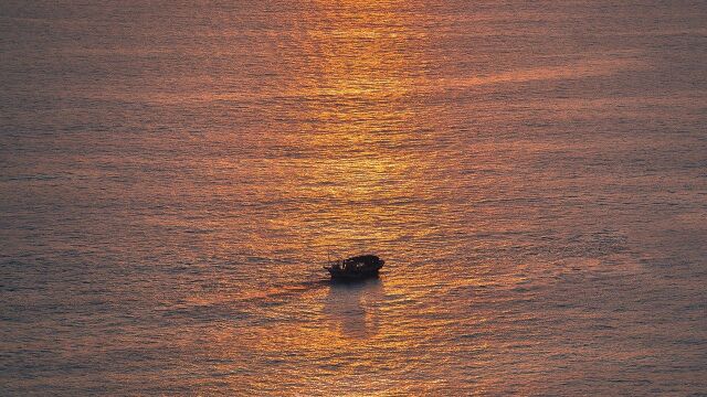 Снимка: Трима загинаха, 18 са в неизвестност, след като лодка с мигранти се обърна край Гърция