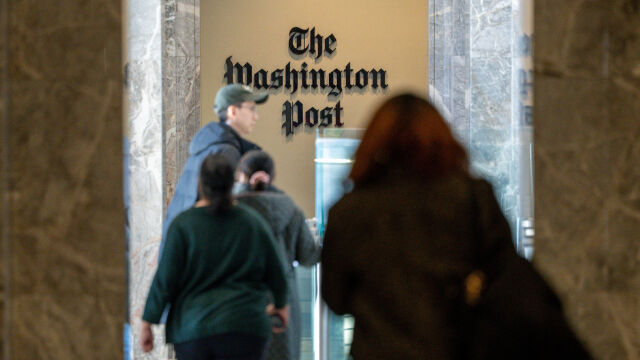 Снимка: Стотици протестираха срещу масовите съкращения в Washington post