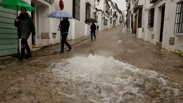 Снимка: Нови опасности за Испания и Португалия, след като бурятa уби двама души (СНИМКИ)
