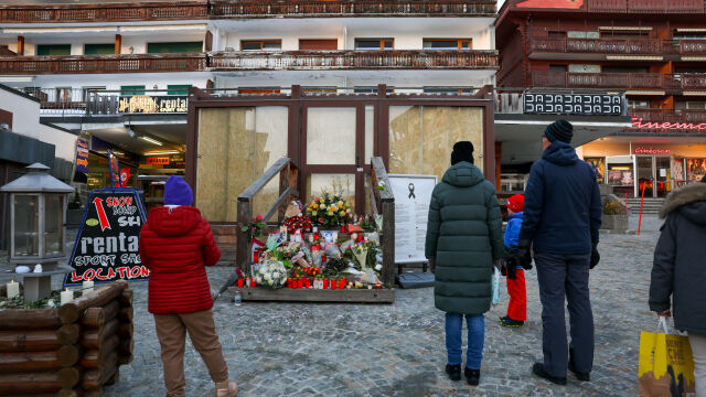 Снимка: Запали се мемориалът в памет на жертвите от пожара в Кран Монтана