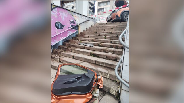 Снимка: Тежка катастрофа във Варна, кола почти е влязла в подлез след удара (ВИДЕО)