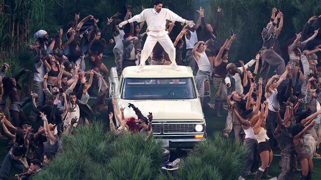 Снимка: Бед Бъни накара света да танцува с грандиозно латино шоу (ВИДЕО)