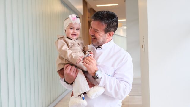 Снимка: Адриана: Историята на 11-месечно бебе с чернодробна трансплантация