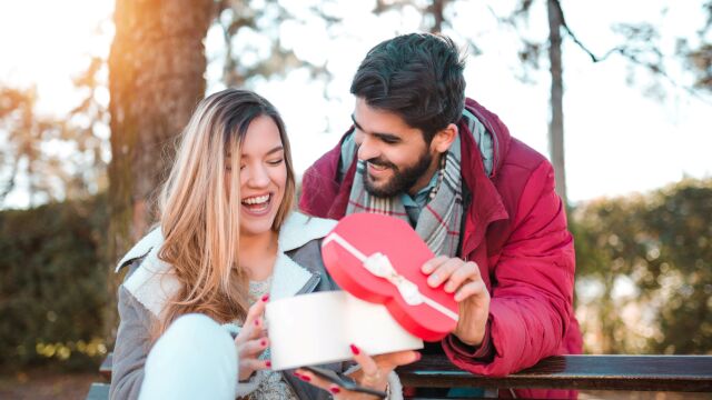 Снимка: Типът „Трифон Валентин“: Как да оцелееш, ако партньорът ти иска кръчма, а ти - свещи? (ВИДЕО)