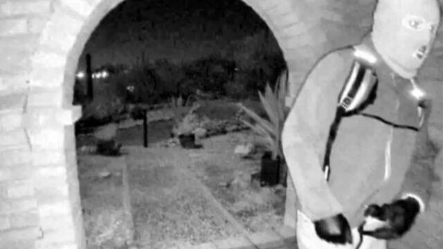 Снимка: Отвличането на майката на американска водеща: ФБР публикува снимки на маскиран човек