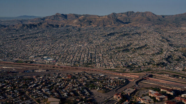 Снимка: „Заради специални съображения за сигурността“: САЩ спряха полетите от и до тексаското летище „Ел Пасо“