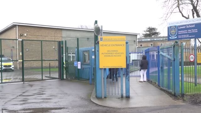 Снимка: 13-годишно момче опитa да убие две деца в училище в Лондон