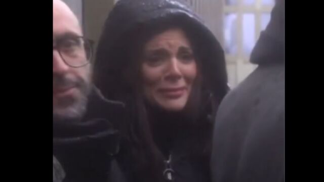 Снимка: „Ти уби сина ми — ще платиш за това“: Близки на жертвите от Кранс Монтана надпанаха собствениците на клуба (ВИДЕО)