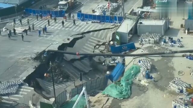 Земята се отвори и „погълна“ път в Шанхай (ВИДЕО)