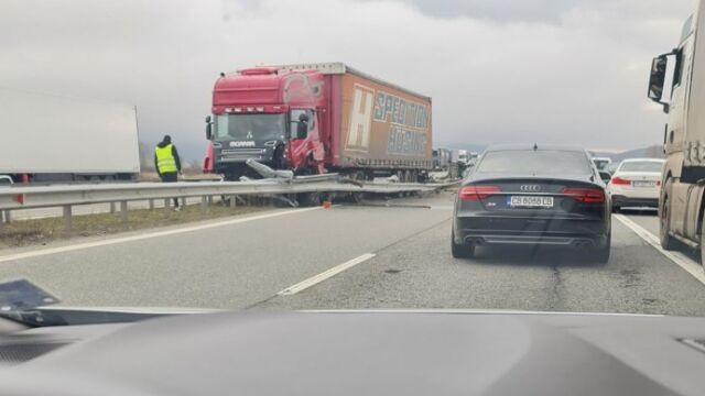 Снимка: Тир влезе в насрещното и отнесе 100 м мантинела на АМ 