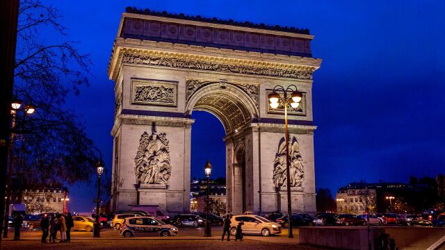 Снимка: Простреляха мъж с нож под Триумфалната арка в Париж 