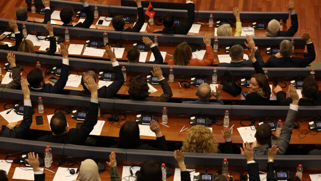 Снимка: Косовското чудо: Как страна, изпаднала в парламентарна криза цяла година, излезе от блокажа само за 3 дни